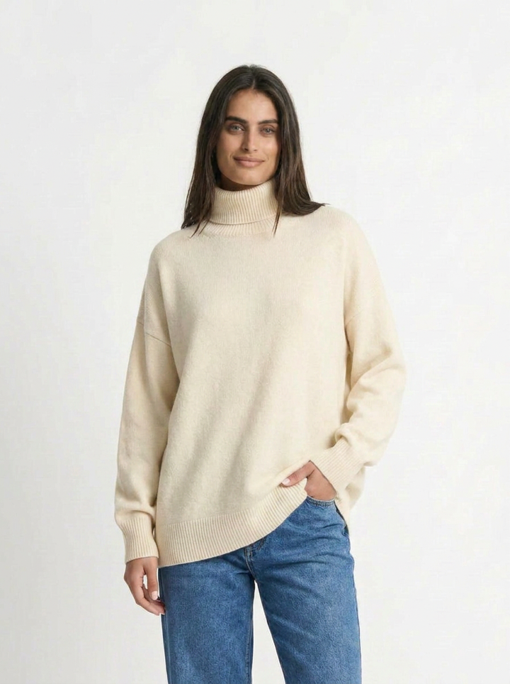 Tessa | Women's Oversized Turtleneck Cashmere Sweater 4