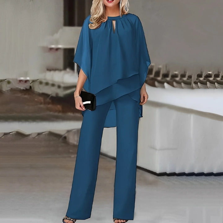 Relaxed fit two-piece set with flowing layers and high-waisted trousers for evening occasions