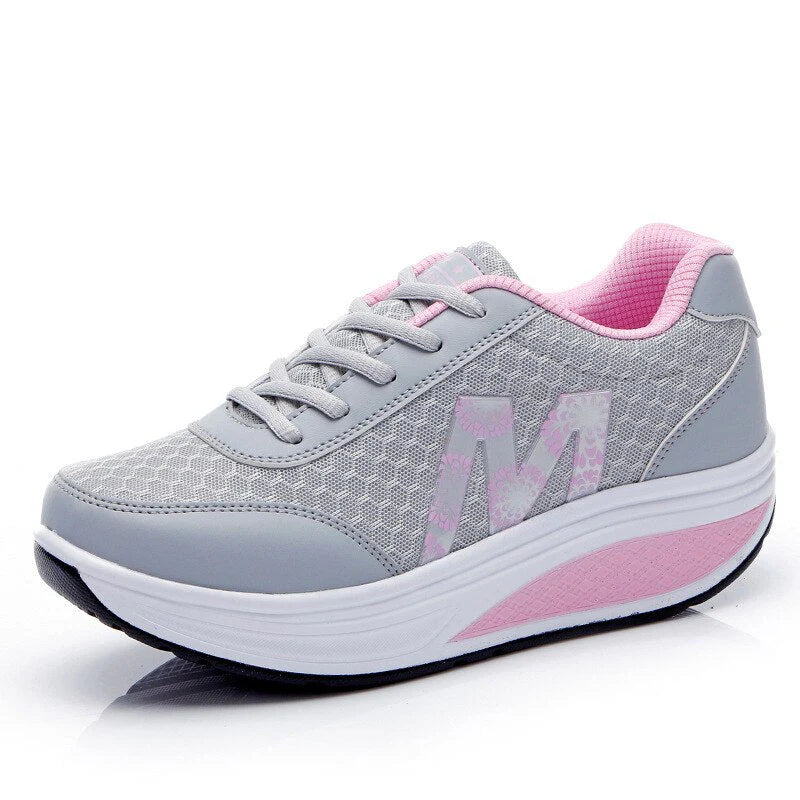 Women's walking sneakers with lace-up closure and synthetic overlays for secure fit
